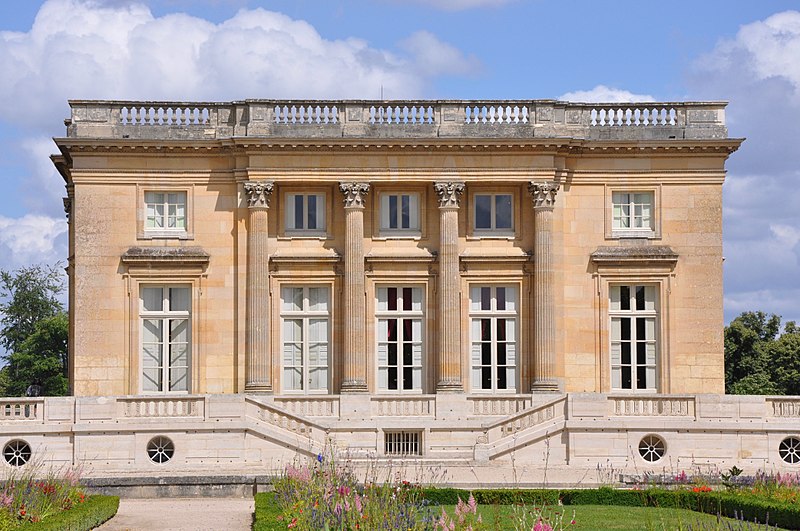 800px-Petit_Trianon_-_Façade_ouest_(2).jpg